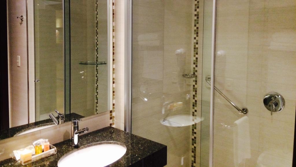Carnaval Hotel Casino Encarnación Szoba fotó A shower door