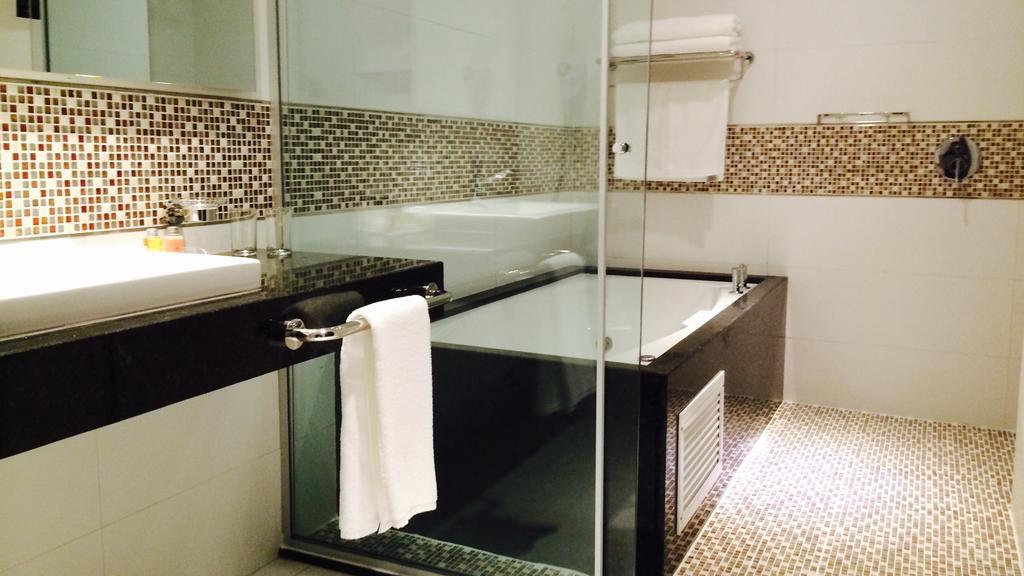Carnaval Hotel Casino Encarnación Szoba fotó A bathroom in a hotel