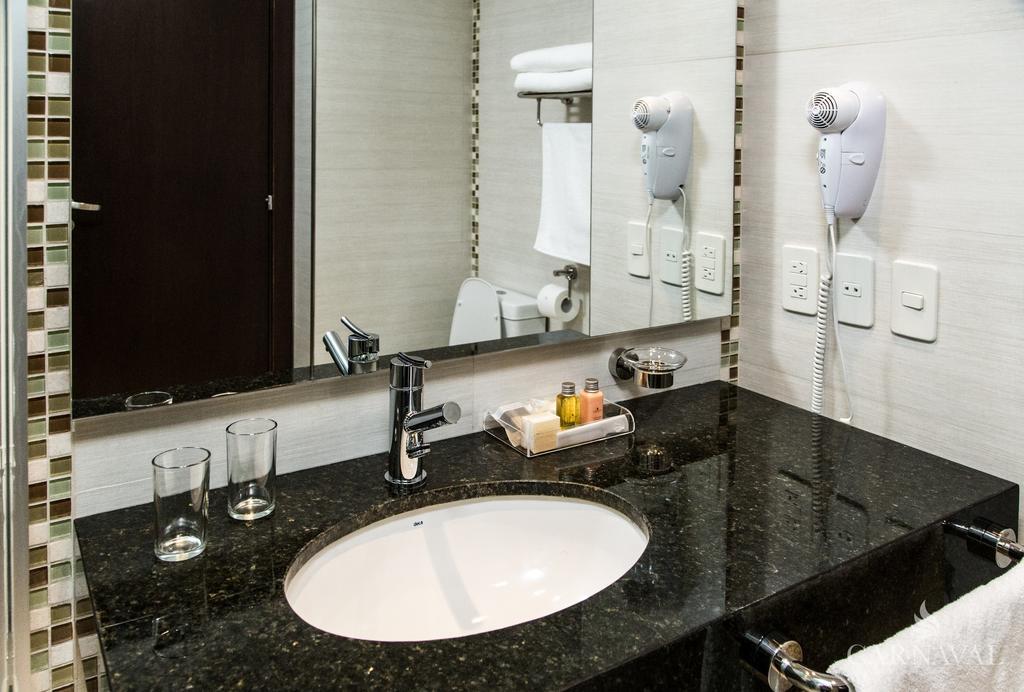 Carnaval Hotel Casino Encarnación Kültér fotó Bathroom