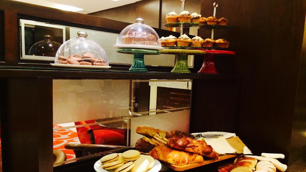 Carnaval Hotel Casino Encarnación Kültér fotó A selection of pastries at a hotel