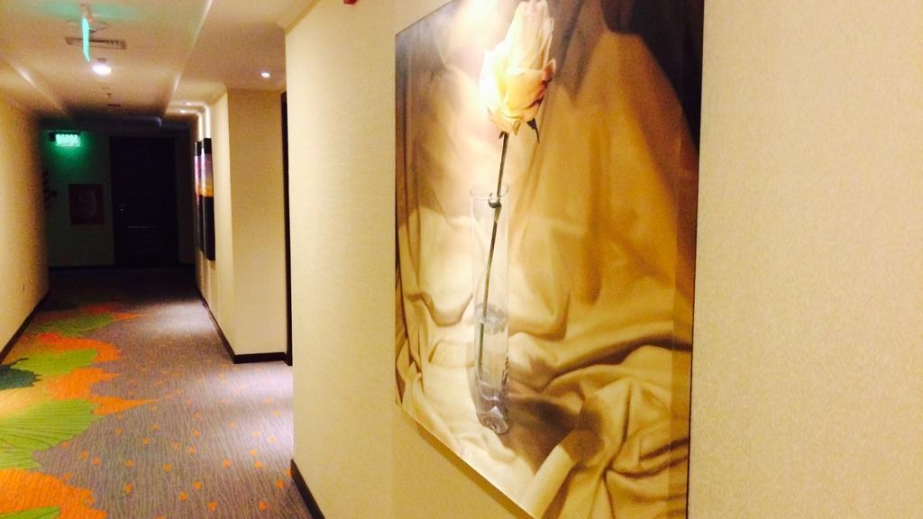 Carnaval Hotel Casino Encarnación Kültér fotó Artwork in the hotel