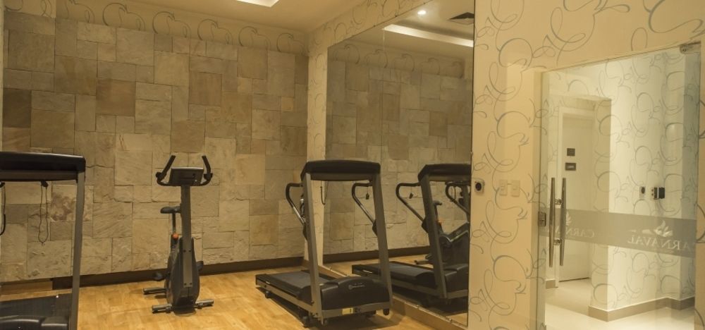 Carnaval Hotel Casino Encarnación Kültér fotó A mirror in a gym