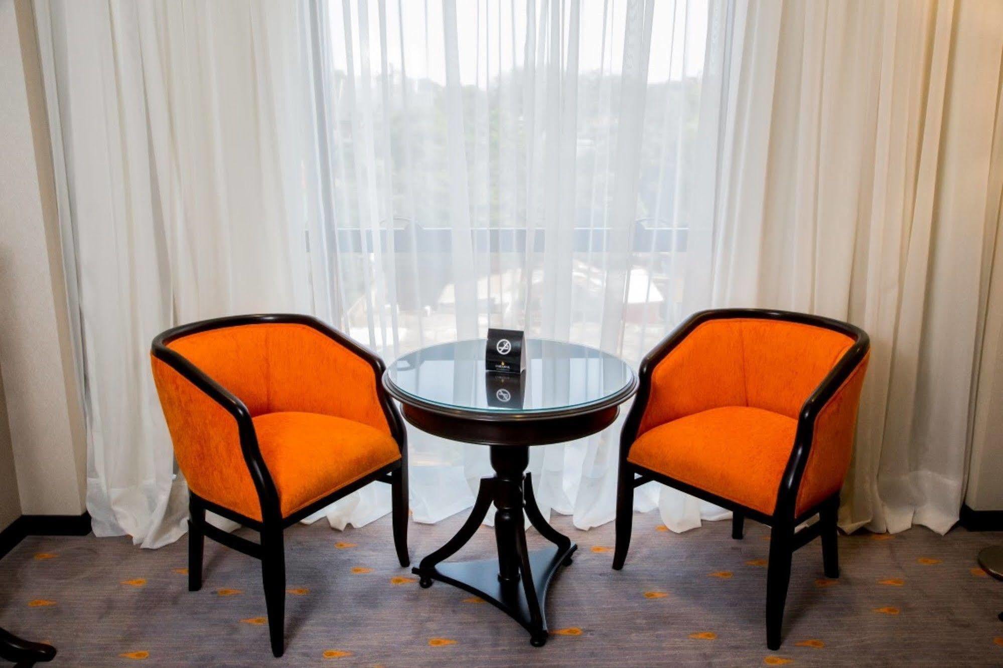 Carnaval Hotel Casino Encarnación Kültér fotó A pair of club chairs