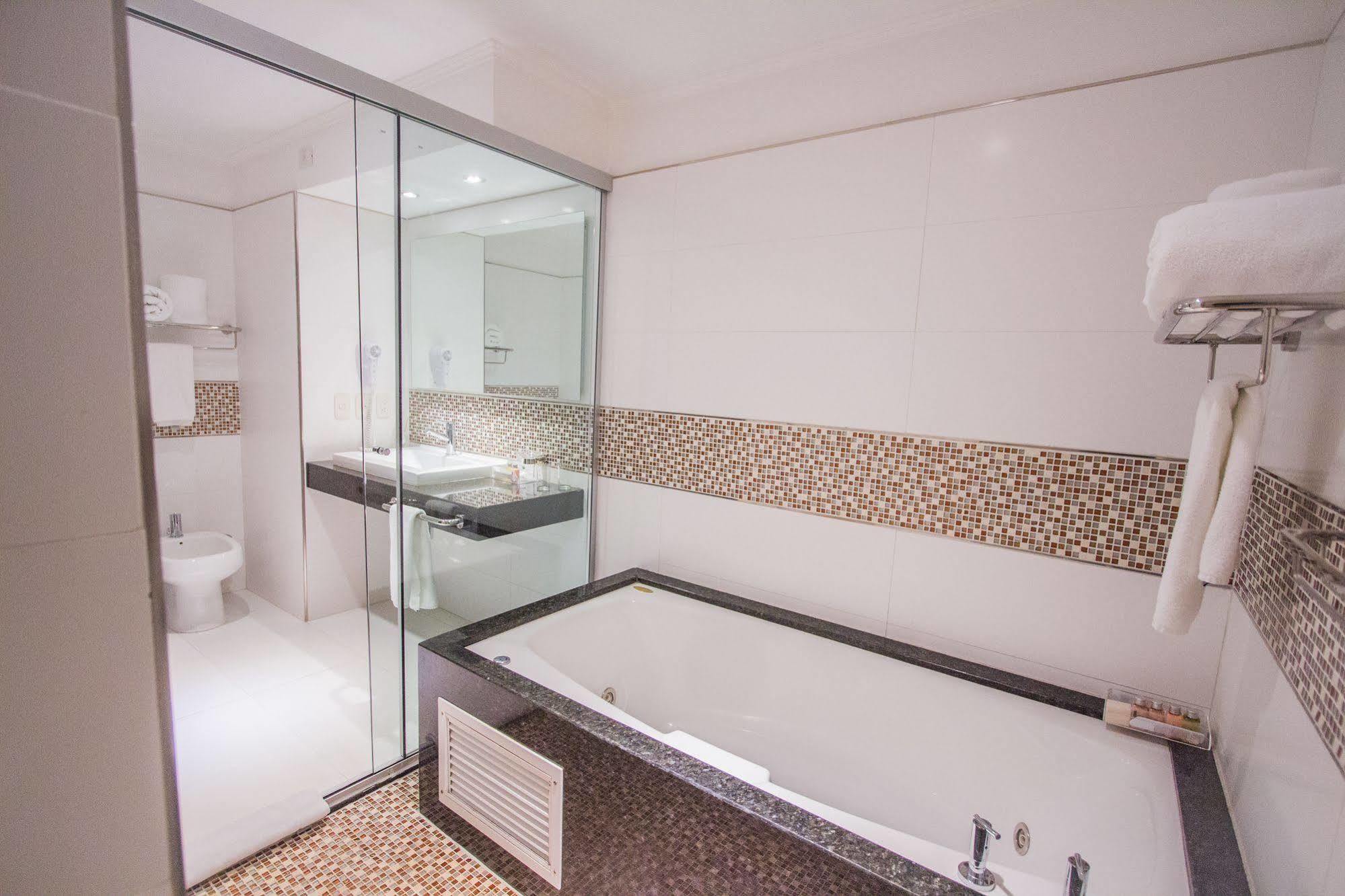Carnaval Hotel Casino Encarnación Kültér fotó A modern bathroom