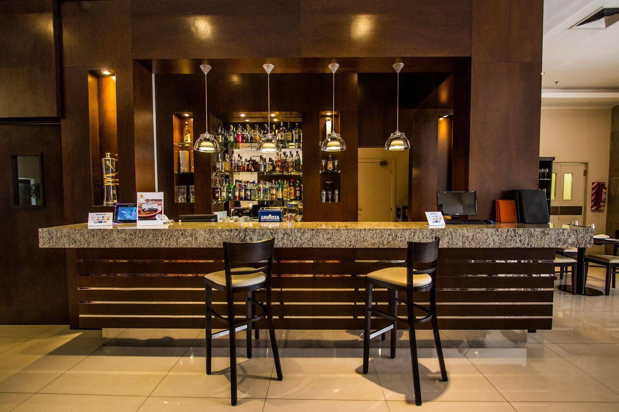 Carnaval Hotel Casino Encarnación Kültér fotó A bar in a hotel