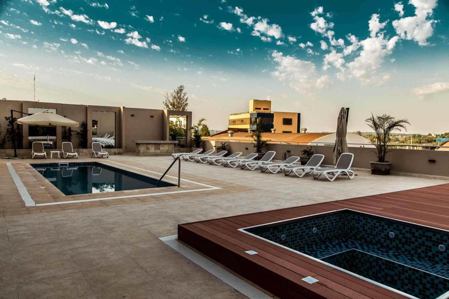 Carnaval Hotel Casino Encarnación Kültér fotó Rooftop pool at the hotel