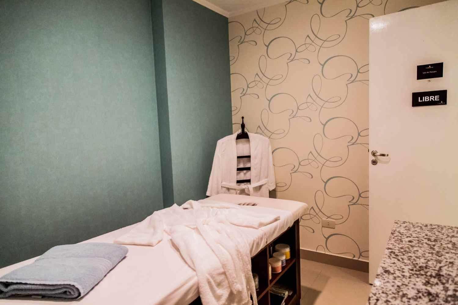 Carnaval Hotel Casino Encarnación Kültér fotó A treatment room at a spa