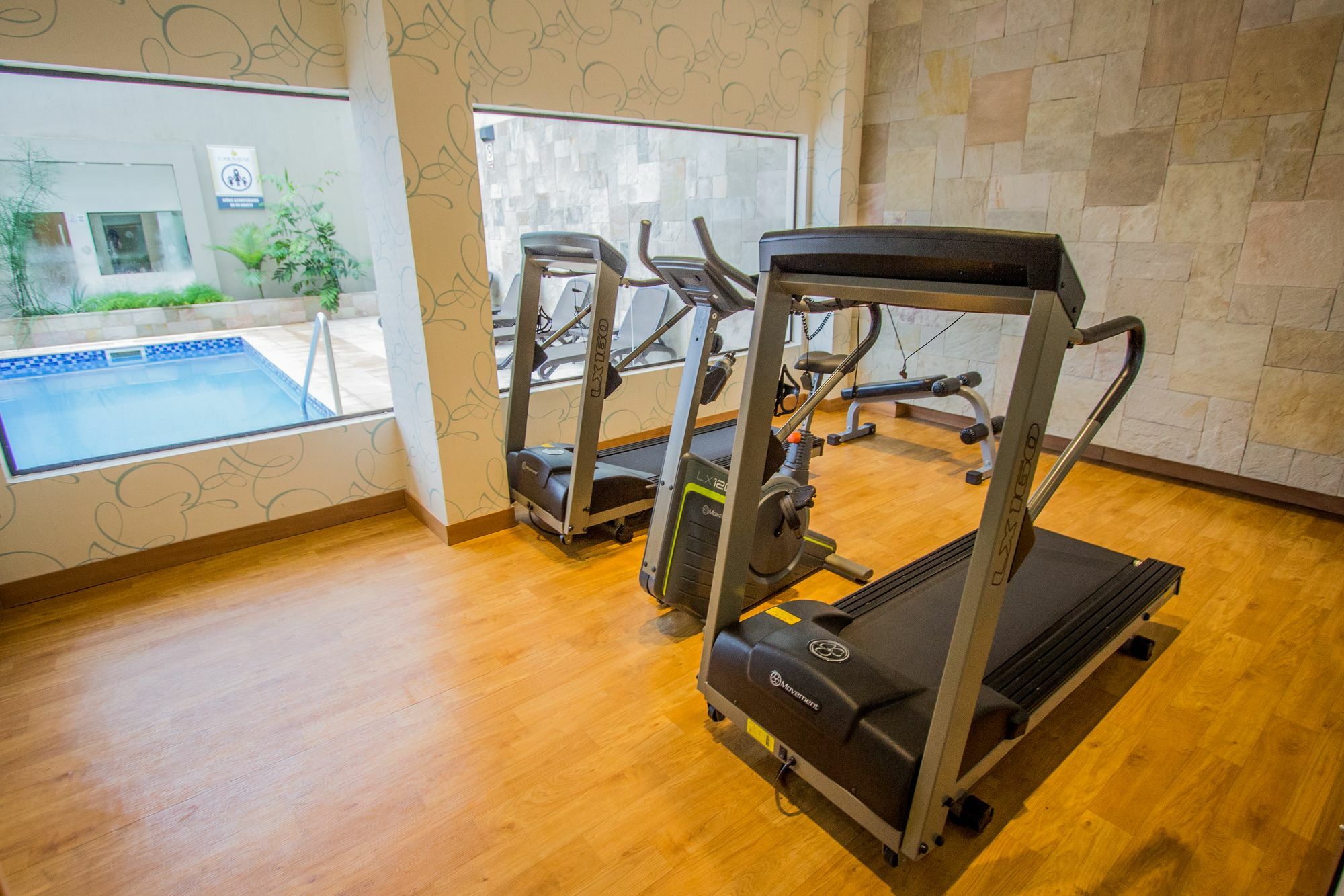 Carnaval Hotel Casino Encarnación Kültér fotó Treadmills in a gym